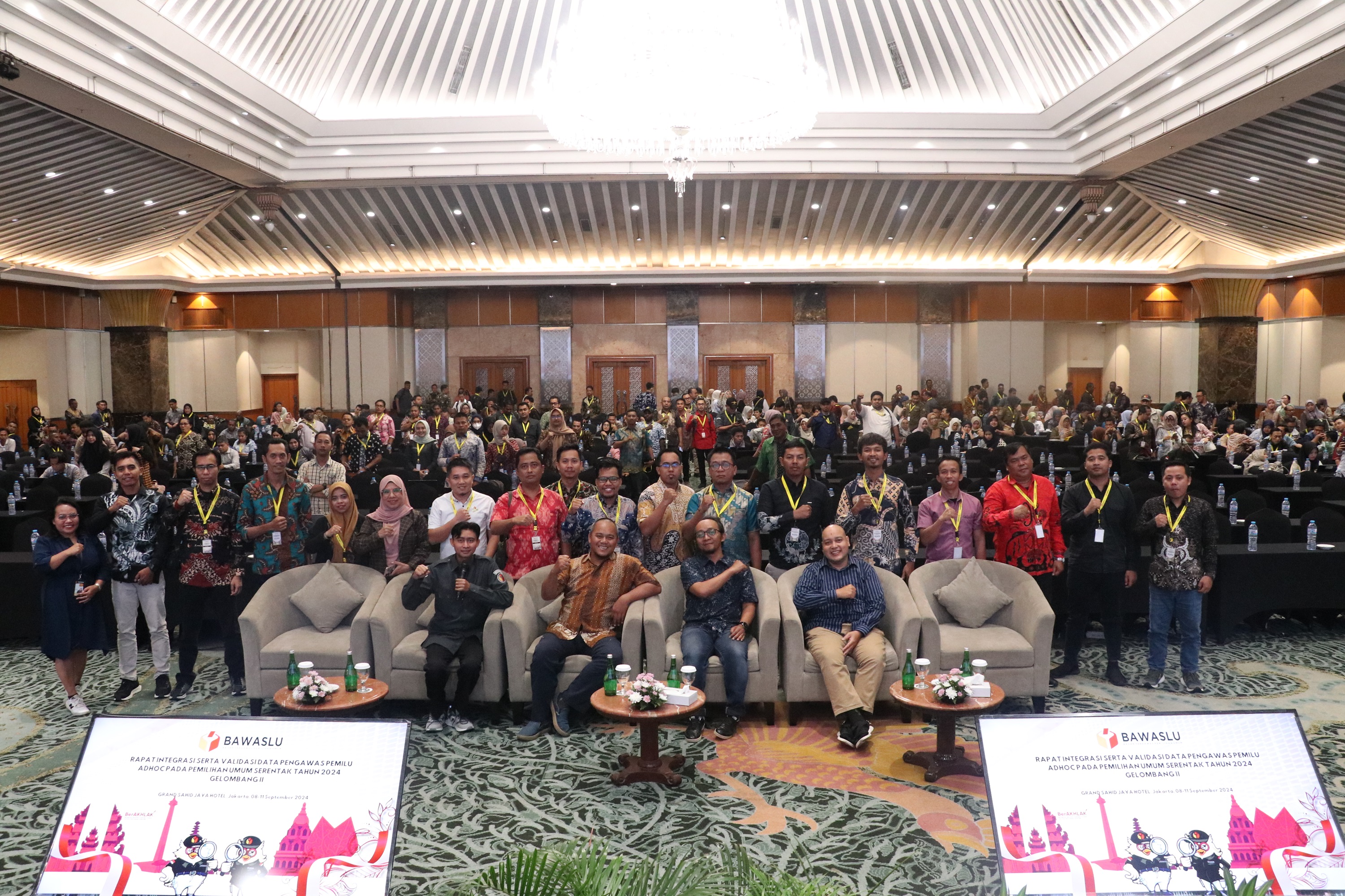 Staf SDM Bawaslu Kabupaten Muna Barat mengikuti kegiatan Rapat Integrasi Serta Validasi Data Pengawas Pemilu Adhoc pada Pemilu Serentak 2024 Gelombang II.
